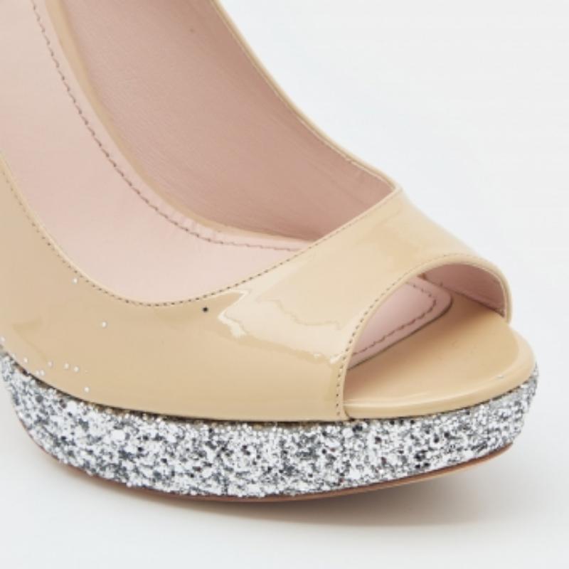 Miu Miu Beige/Argento in vernice e glitter Peep Toe Pumps Taglia 40 in vendita 2