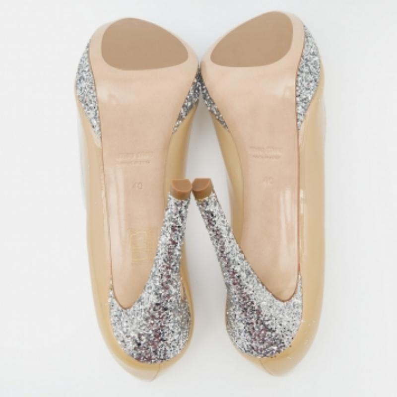 Miu Miu Beige/Argento in vernice e glitter Peep Toe Pumps Taglia 40 in vendita 3