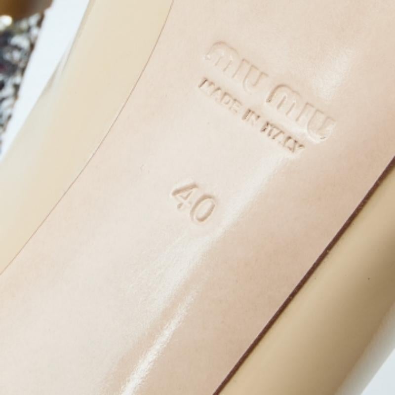 Miu Miu Beige/Argento in vernice e glitter Peep Toe Pumps Taglia 40 in vendita 4