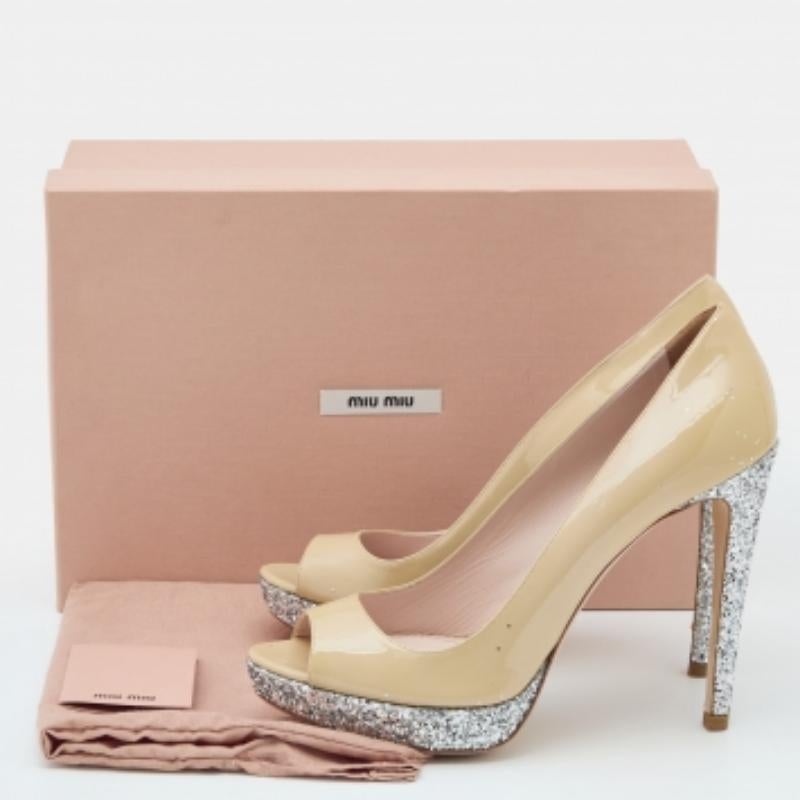 Miu Miu Beige/Argento in vernice e glitter Peep Toe Pumps Taglia 40 in vendita 5