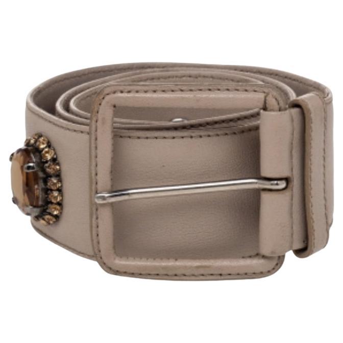 Questa cintura di Miu Miu è l'aggiunta perfetta alla tua collezione di accessori. Realizzata in morbida pelle beige, questa cintura con fibbia impreziosita ti permetterà di abbellire qualsiasi outfit basic.
