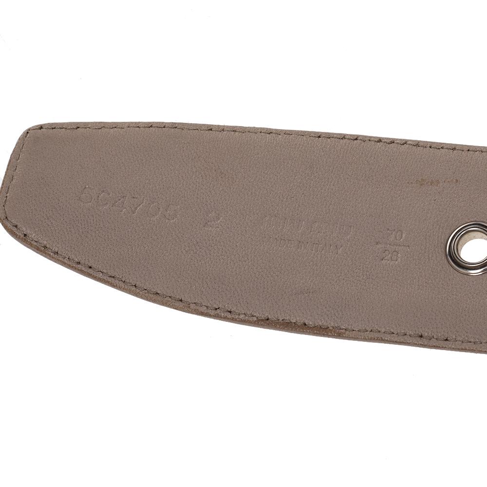 Cette ceinture Miu Miu est le complément parfait de votre collection d'accessoires. Confectionnée en cuir beige souple, cette ceinture à boucle embellie vous permettra de rehausser n'importe quelle tenue de base.

