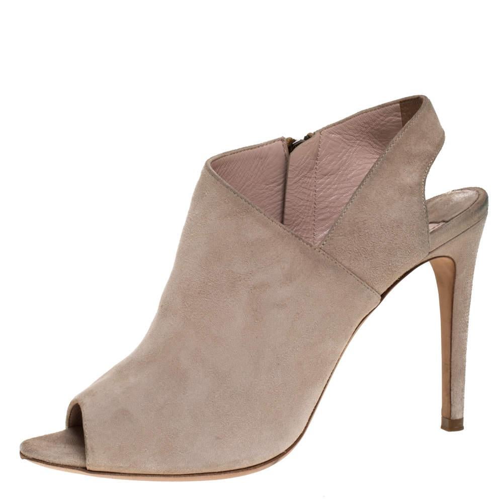Estas sandalias de Miu Miu darán un toque de estilo a tus pies. Están confeccionadas en ante y tienen puntera en punta  slingbacks y tacones de 10 cm. Estas exclusivas sandalias beige son justo lo que necesitas para llevar tu estilo un poco más