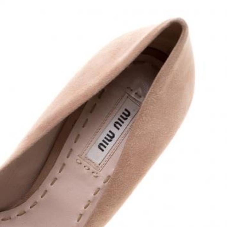 Beige Miu escarpins à plateforme en daim beige taille 37,5 en vente