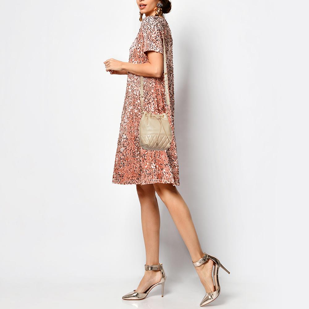 Los bolsos de diseño son los compañeros ideales para un sinfín de ocasiones Aquí tenemos una pieza que aúna moda y funcionalidad, elaborada con precisión. Está equipado con un interior de buen tamaño en el que caben fácilmente todos tus objetos
