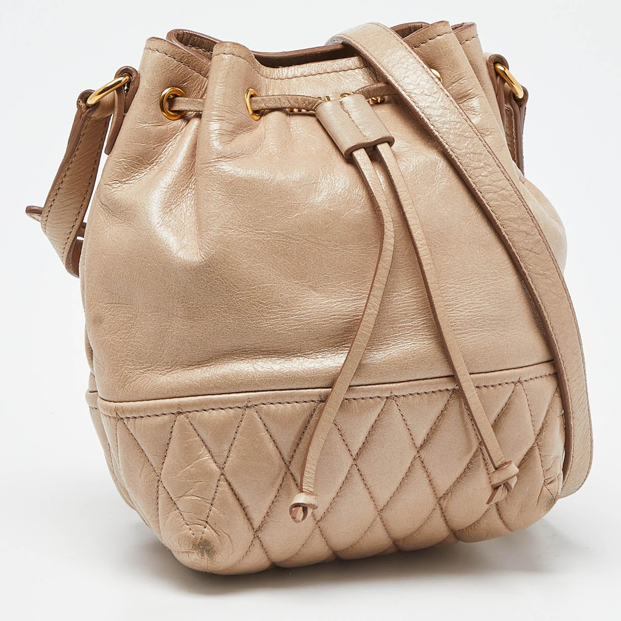 Miu Miu Bolso Bucket con Cordón de Piel Vitello Brillante Beige en Bueno Estado en Dubai, Al Qouz 2