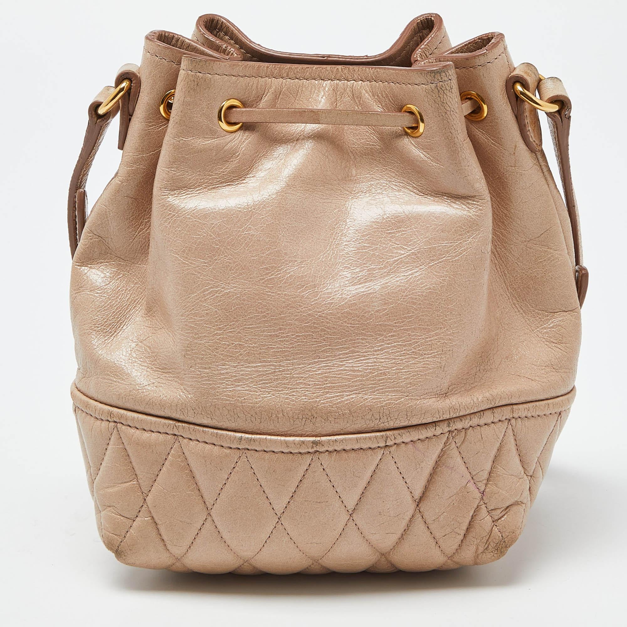 De las mujeres Miu Miu Bolso Bucket con Cordón de Piel Vitello Brillante Beige