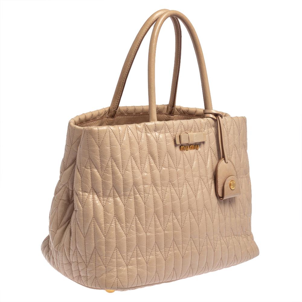 Miu Miu Beige Vitello Shine Trapu Matelasse Leather Bow Tote In Good Condition In Dubai, Al Qouz 2