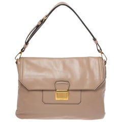 Miu Miu - Sac à bandoulière à rabat en cuir souple Vitello beige