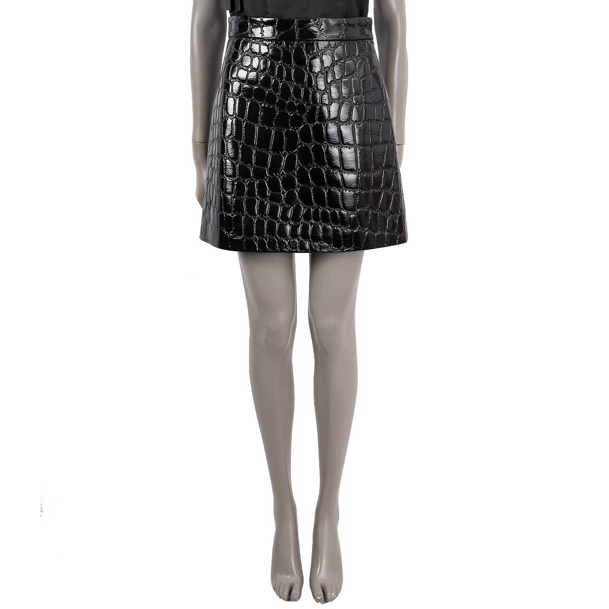 100% authentic Miu Miu mini skirt in black crocodile embossed faux patent leather polyester (68%), polyurethane (32%). Closes with a hook and concealed zipper on the side and is lined in viscose (100%). Has been worn and is in excellent