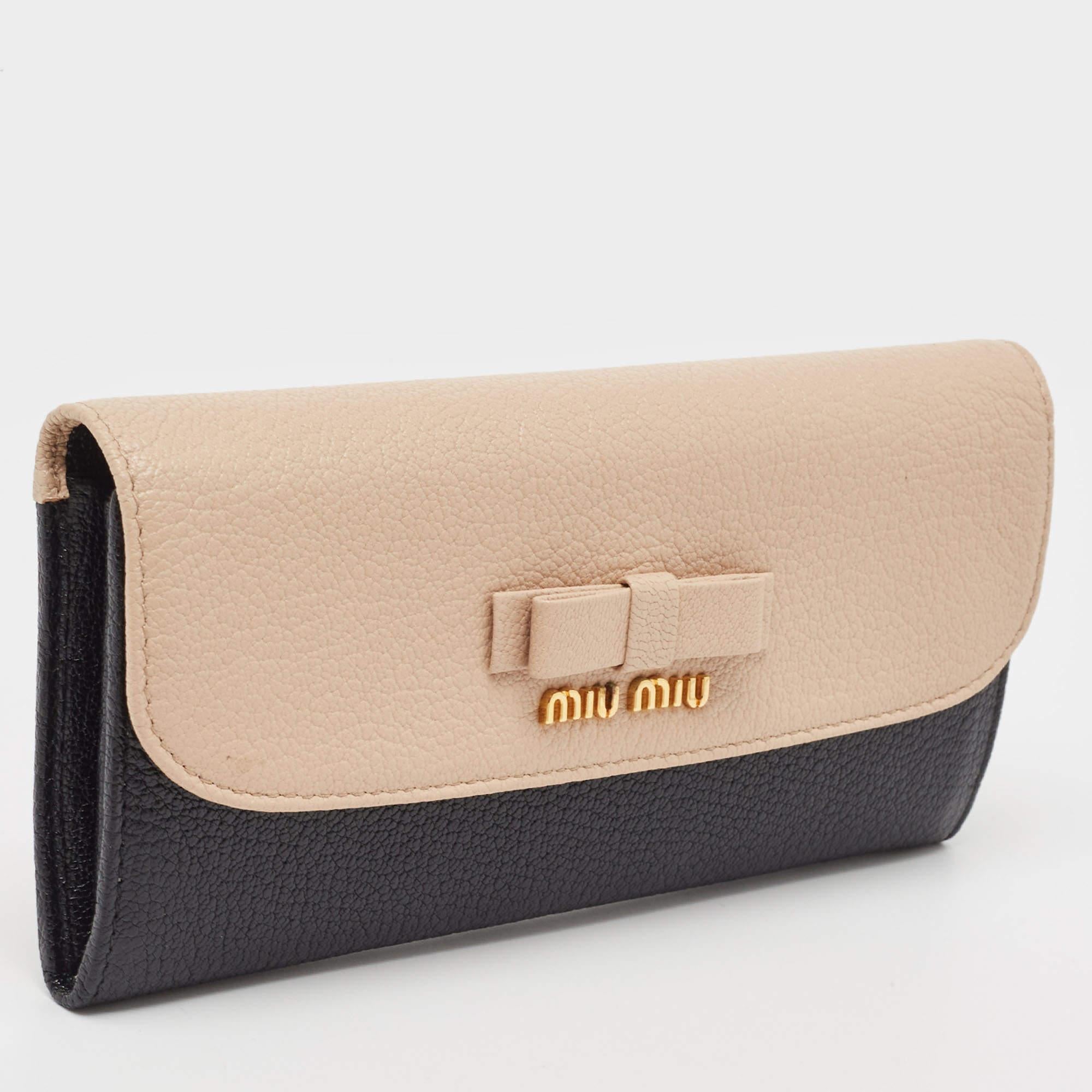 This Miu Miu wallet is conveniently designed for everyday use. It comes with a well-structured interior for you to neatly arrange your cards and cash.

