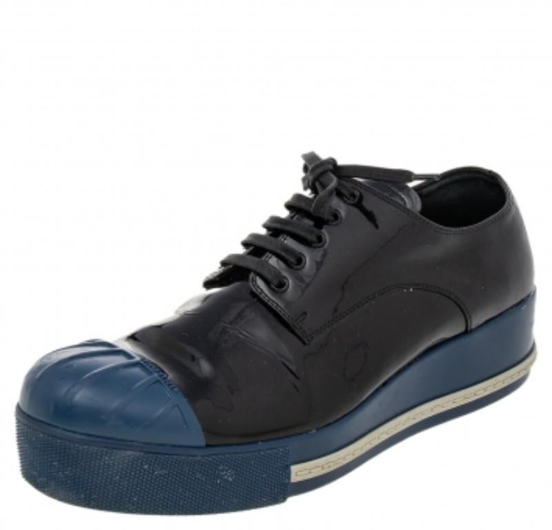 Miu Schwarz/Blau Lackleder Gummi Cap Toe Plateau Turnschuhe Größe 39 im Zustand „Gut“ in Dubai, Al Qouz 2