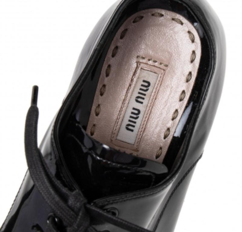Miu Schwarz/Blau Lackleder Gummi Cap Toe Plateau Turnschuhe Größe 39 Damen