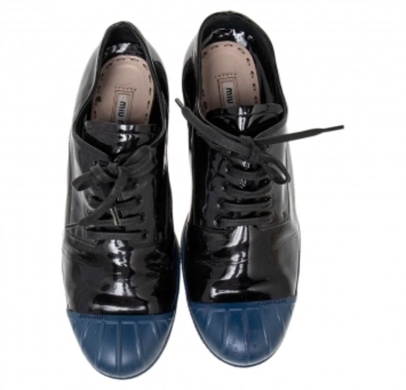 Miu Schwarz/Blau Lackleder Gummi Cap Toe Plateau Turnschuhe Größe 39 1