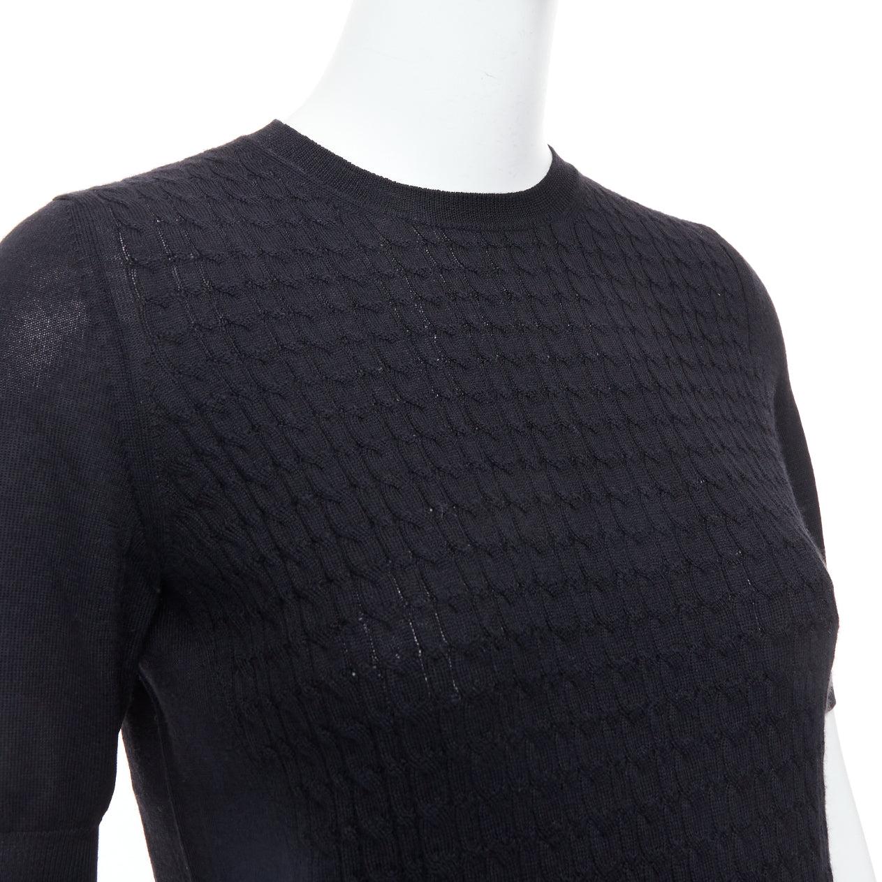 Pull-over à manches courtes en maille câblée noire MIU MIU IT38 XS
Référence : AEHI/A00002
Marque : Miu Miu
Designer : Miuccia Prada
MATERIAL : Semblable à de la laine
Couleur : Noir
Motif : Solide
Fermeture : Slip On

CONDITION :
Condition :