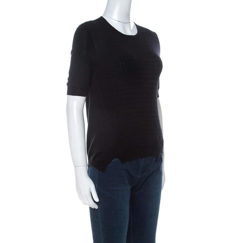 With this Miu Miu top, make comfort and style your priority. Celebrate effortless fashion with this black piece. Expertly made from a luxurious blend of cashmere, wool and elastane, this short sleeve top makes sure you look as good as you feel.