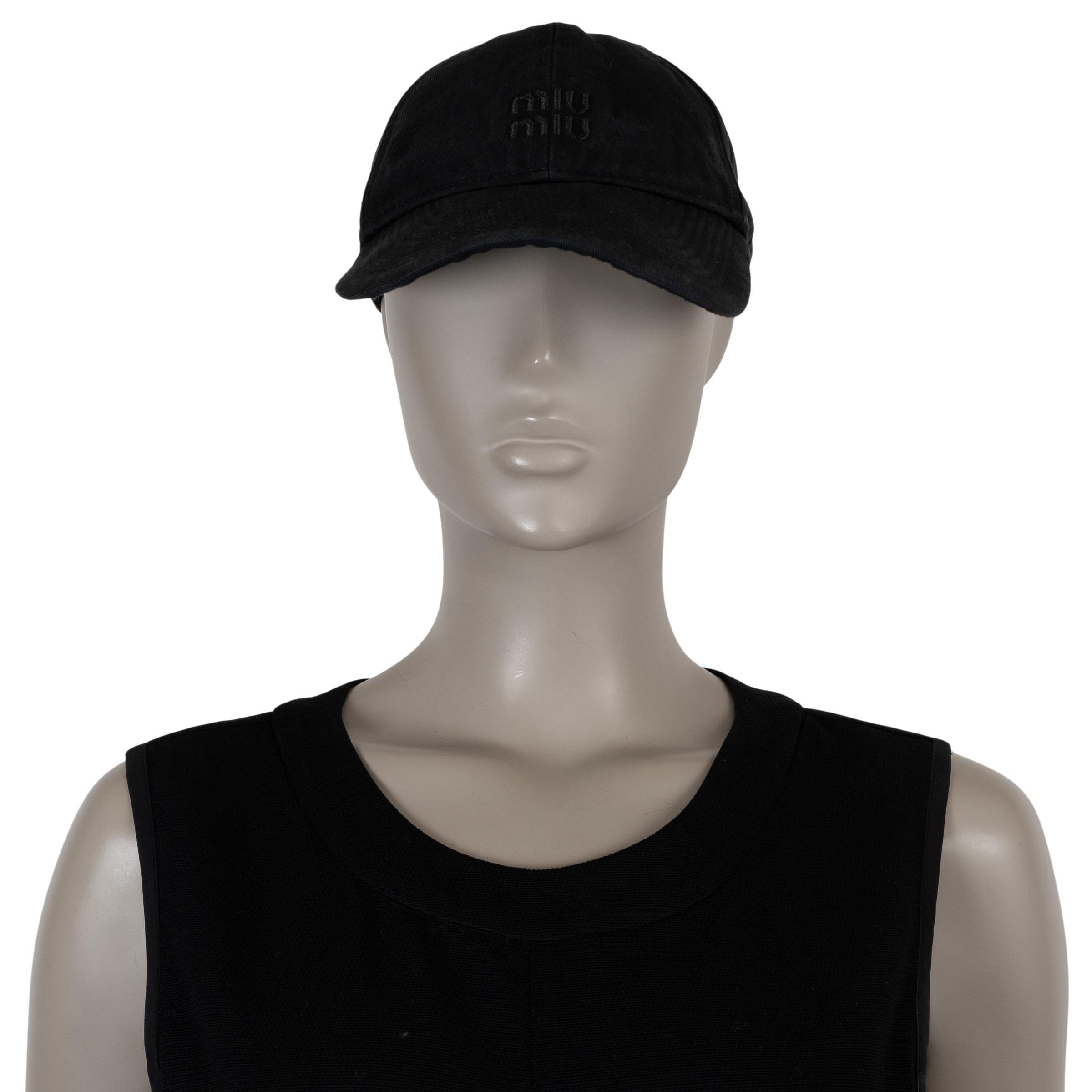 Questo cappellino da baseball Miu Miu, autentico al 100%, è realizzato in cotone drill nero lavato (100%) con logo ricamato in tono sul davanti. Presenta una tesa curva e un cinturino in velcro regolabile in pelle nera sul retro, con stampa del logo