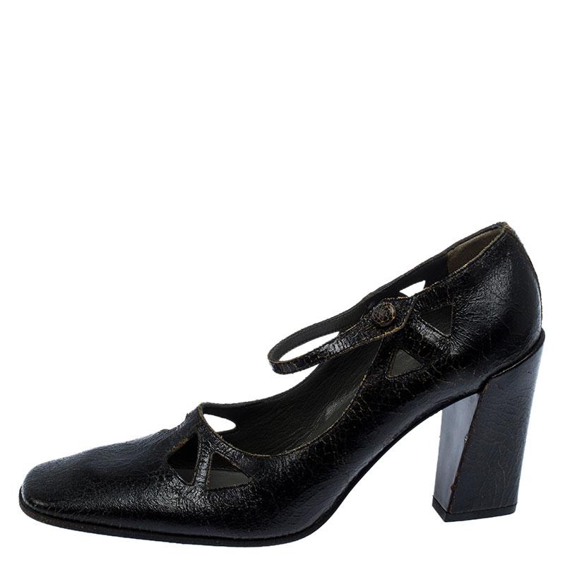 You can never go wrong with these classic pumps by Miu Miu. These effortless pumps have been crafted from cracked leather and come in a stunning shade of black. Designed to deliver style and class, they feature square toes, cut out detailing, straps