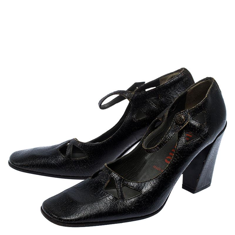 Miu Miu - Escarpins à bout carré en cuir noir craquelé avec découpes, taille 37,5 Pour femmes en vente