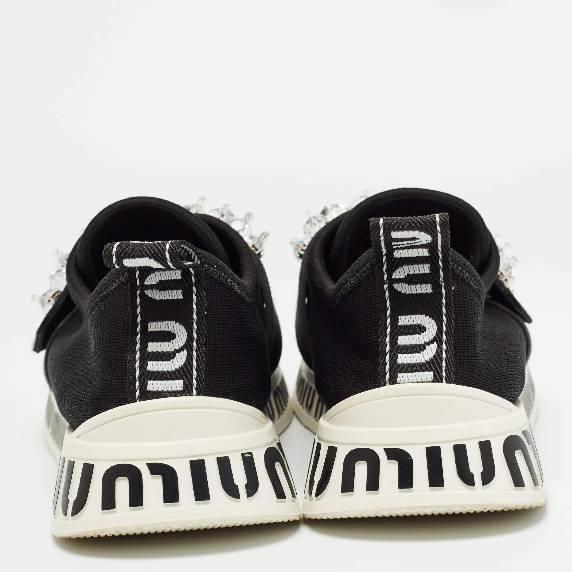Diese Miu Miu Sneakers sind aus den besten MATERIALEN gefertigt und mit einer auffälligen Kristallverzierung auf der Oberseite versehen, um Ihren Stil zu unterstreichen und Ihnen gleichzeitig Komfort zu bieten. Kombinieren Sie sie mit Ihrer