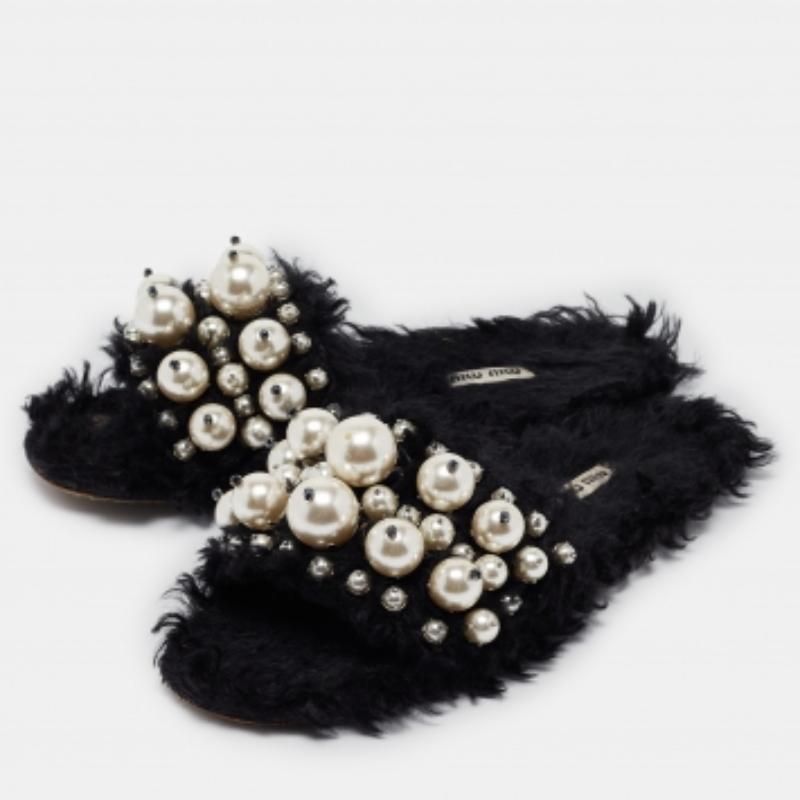 À la fois tendance, élégantes et confortables, ces chaussures plates de Miu Miu méritent une place de choix dans votre garde-robe. Confectionnées en fausse fourrure, ces sandales noires présentent une silhouette à bout ouvert et des fausses perles