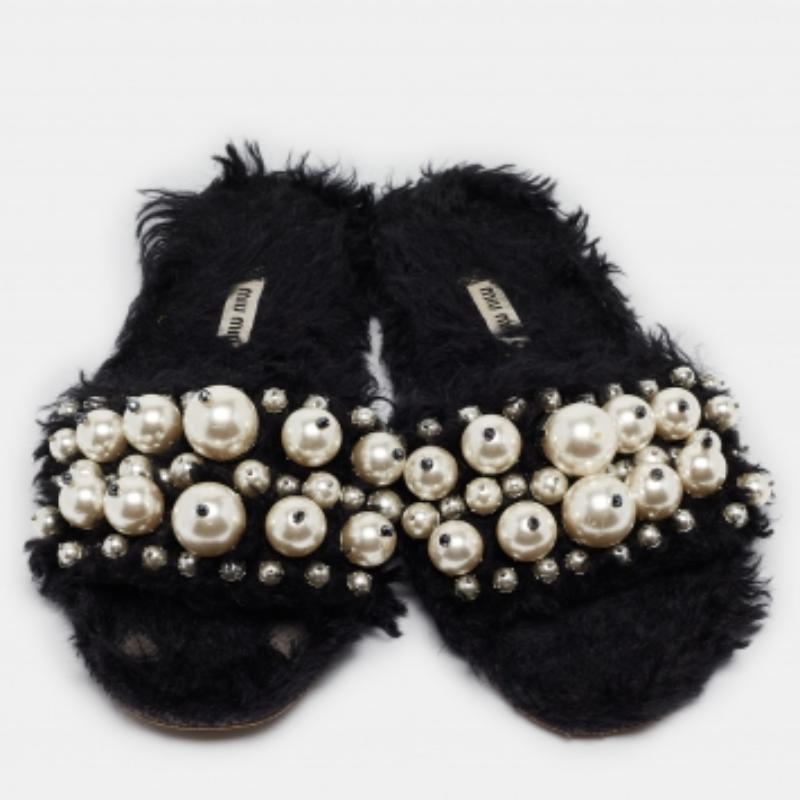 Noir Miu Miu Black Fur Pearl Embellished Flat Slides Size 40 en vente