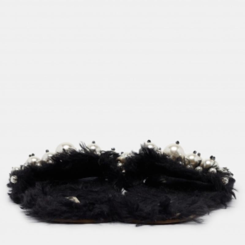 Miu Miu Black Fur Pearl Embellished Flat Slides Size 40 Pour femmes en vente