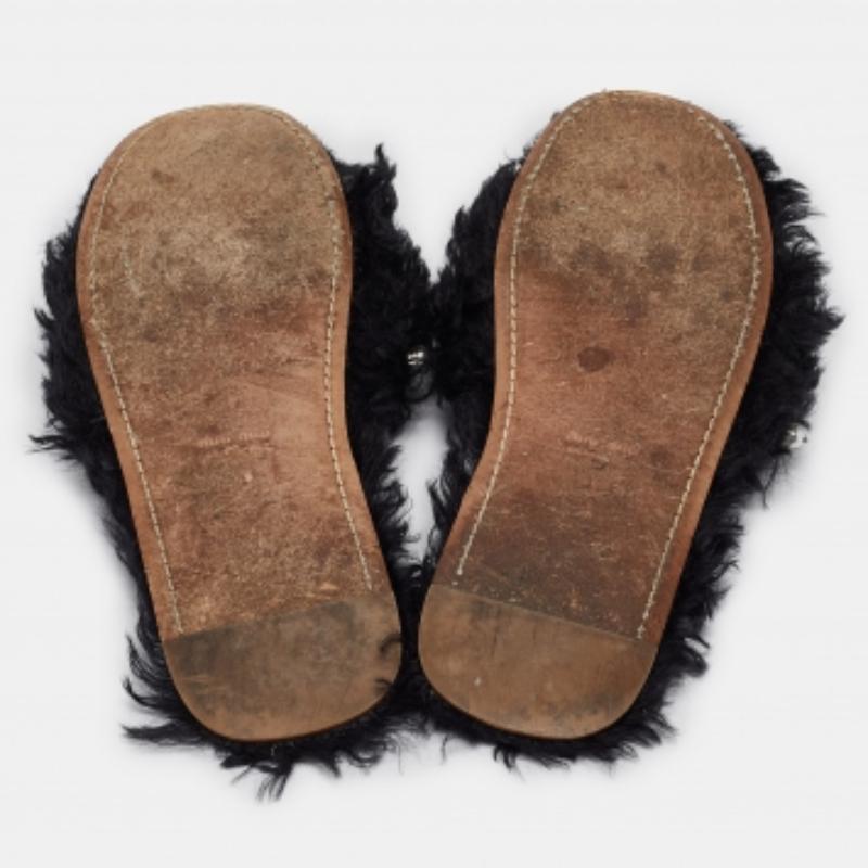Miu Miu Black Fur Pearl Embellished Flat Slides Size 40 en vente 1