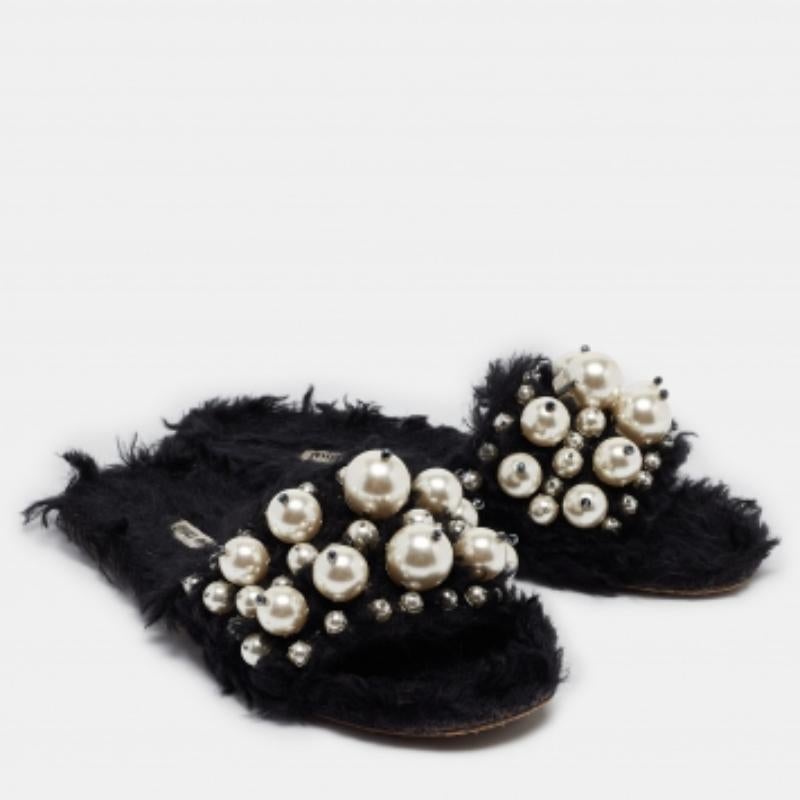 Miu Miu Black Fur Pearl Embellished Flat Slides Size 40 en vente 2