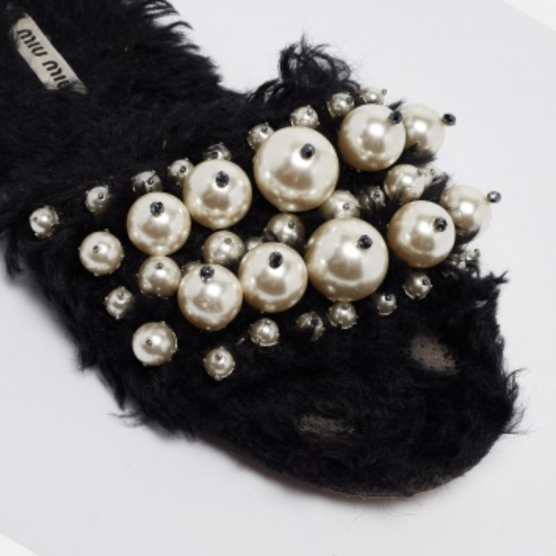 Miu Miu Black Fur Pearl Embellished Flat Slides Size 40 en vente 3