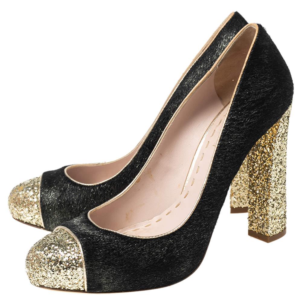 Miu Miu - Escarpins à talon bloc en poils de veau et grosses paillettes noir/doré Taille 40 Bon état à Dubai, Al Qouz 2