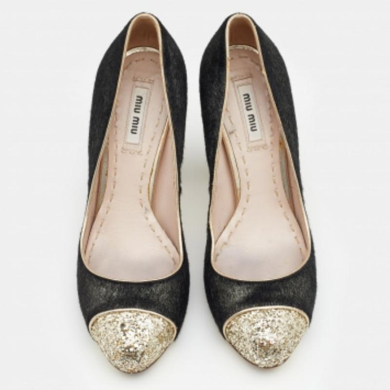 Miu Miu Black/Gold Calf Hair And Glitter Cap Toe Block Heel Pumps Size 37.5 In Fair Condition For Sale In Dubai, Al Qouz 2