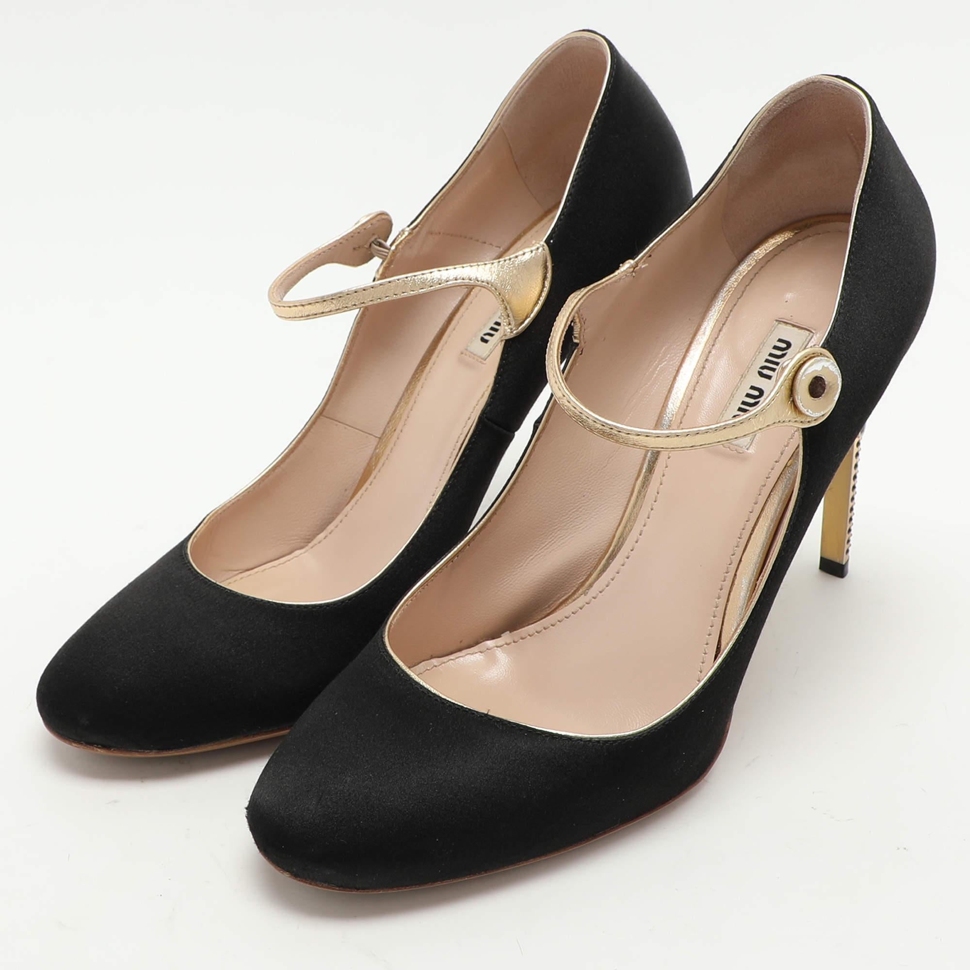 Zeigen Sie einen eleganten Stil mit diesem Paar Pumps. Diese eleganten Schuhe sind aus hochwertigen Materialien gefertigt. Sie sind auf robusten Sohlen und schlanken Absätzen aufgebaut.