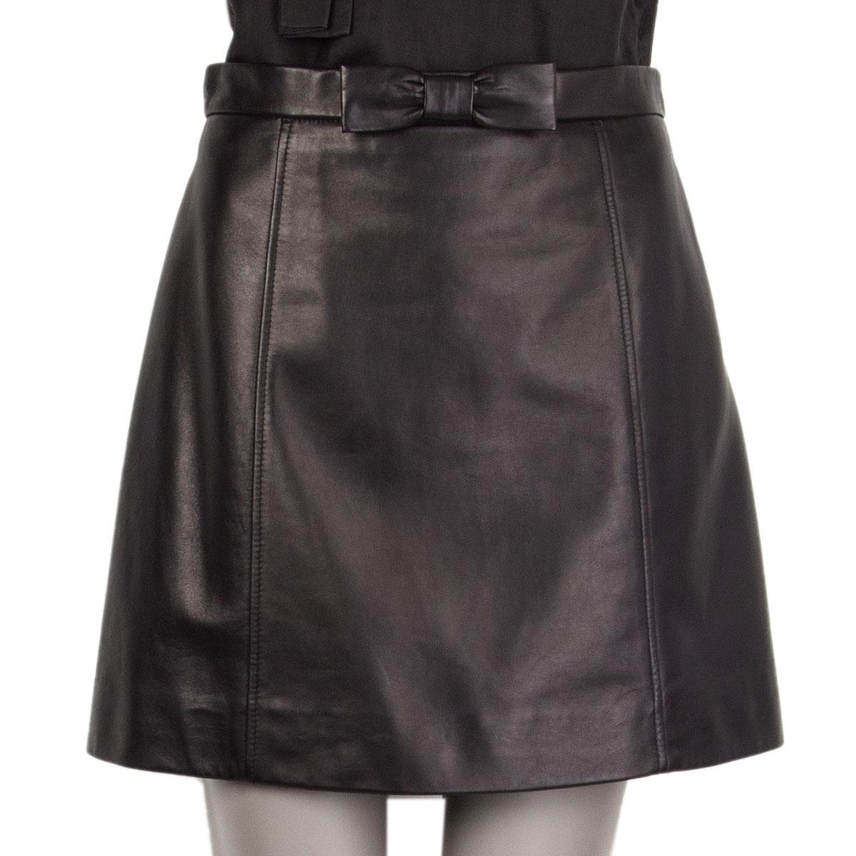 100% authentic Miu Miu bow detail flared short skirt in black lambskin (100%). Closes with one hook and a concealed zipper on the left side. Lined in black cupro (93%) and elastane (7%). Has been worn and is in excellent condition.