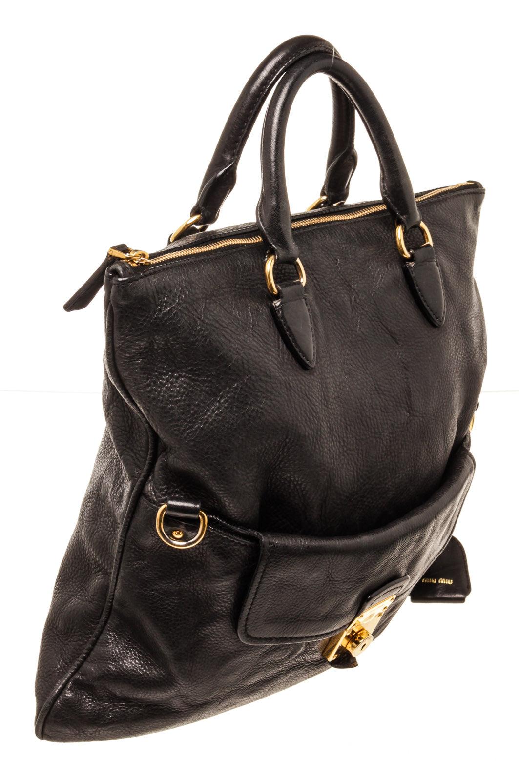 Miu Miu Black Leather Fold Over Shoulder Bag with leather, gold-tone hardware, interior slip pocket, dual top handle and zipper closure.
23144MSC