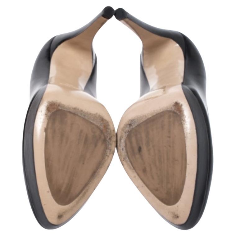 Schmücken Sie Ihre Füße mit diesem bezaubernden Paar Plateau-Pumps von Miu Miu. Sie sind aus schwarzem Leder gefertigt und verfügen über eine runde Spitze, einen hohen Stilettoabsatz und ein stützendes Plateau. Die Innensohlen sind mit Leder
