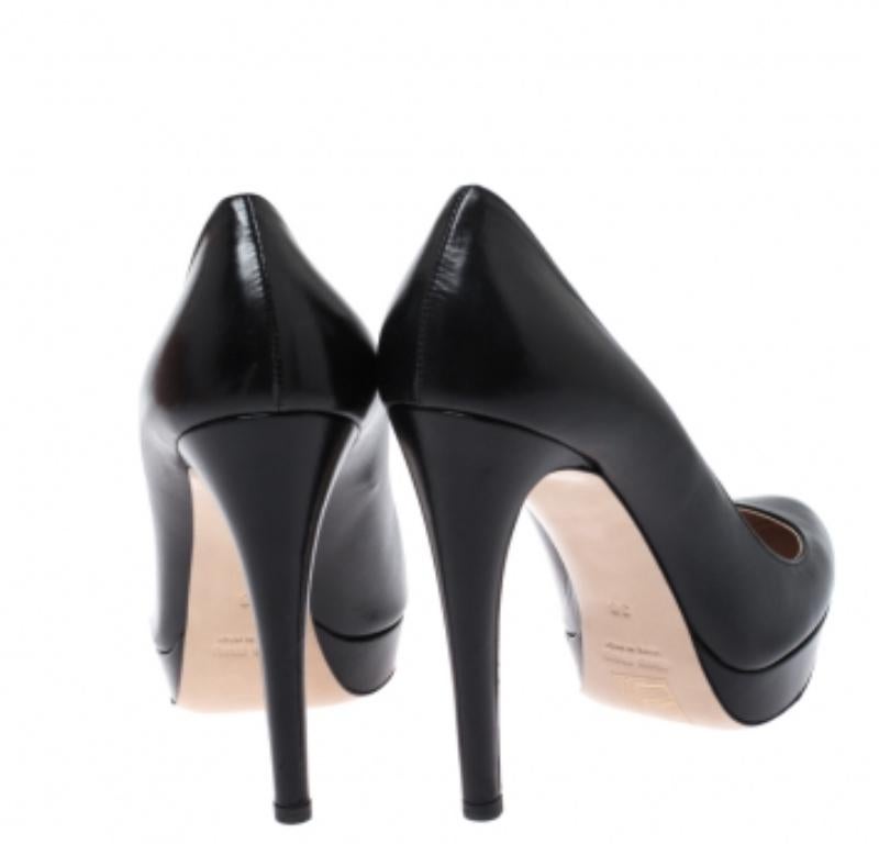 Miu Miu Schwarz Leder Plateau Pumps Größe 38 im Zustand „Gut“ im Angebot in Dubai, Al Qouz 2