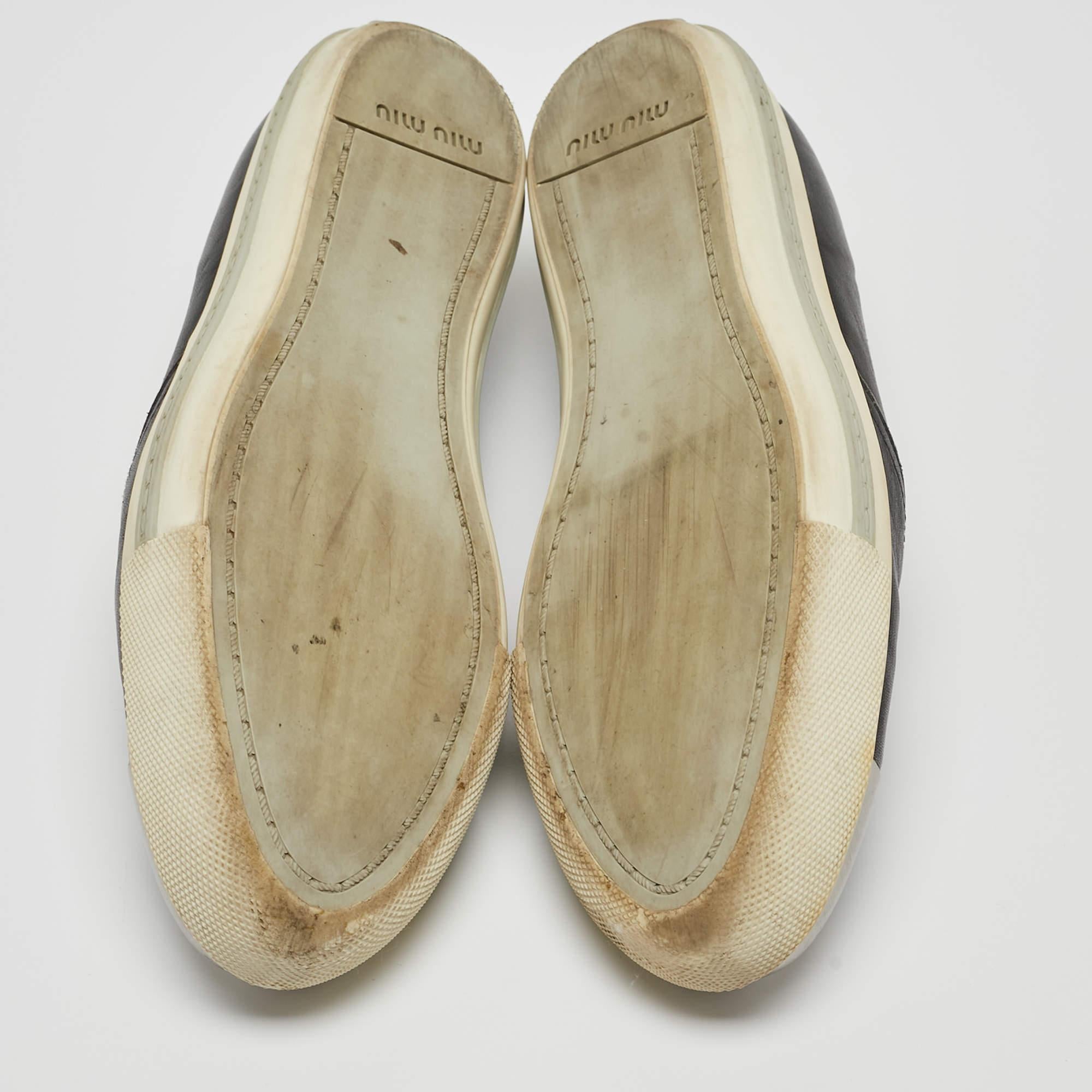 Miu Miu, scarpe da ginnastica in pelle nera taglia 41 in vendita 1