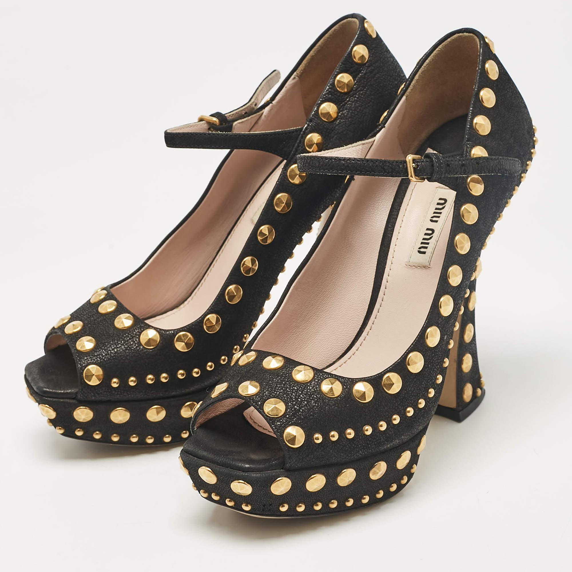 Affichez un style élégant avec cette paire d'escarpins. Ces chaussures élégantes sont fabriquées à partir de matériaux de qualité. Ils sont posés sur des semelles durables et des talons élégants.