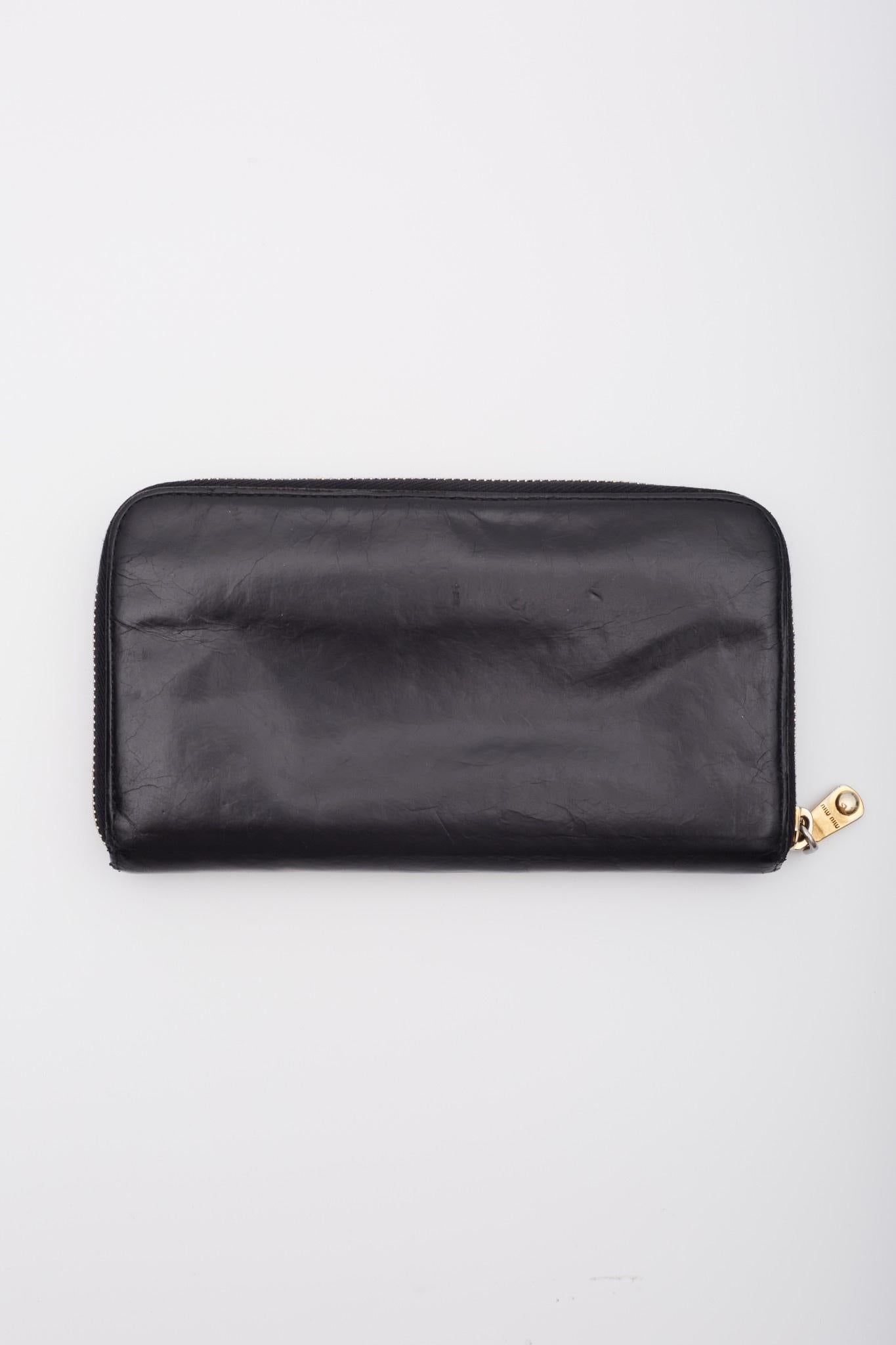 Vintage bag made of shiny calfskin aged leather 

Color: Black
Material: aged leather
Made in Italy

Measurements~
Height 4”
Width 7.5”
Depth .5”

Comes with a generic dust bag.
Good condition. Cracking and light scratches. Bag was restored