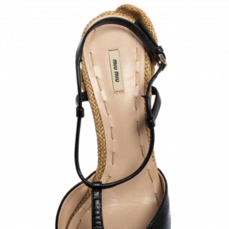 Marrone Miu Miu Sandali con zeppa a T in pelle nera goffrata con lucertola misura 39,5 in vendita