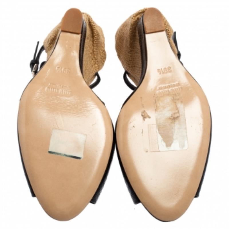Miu Miu Sandali con zeppa a T in pelle nera goffrata con lucertola misura 39,5 In condizioni buone in vendita a Dubai, Al Qouz 2
