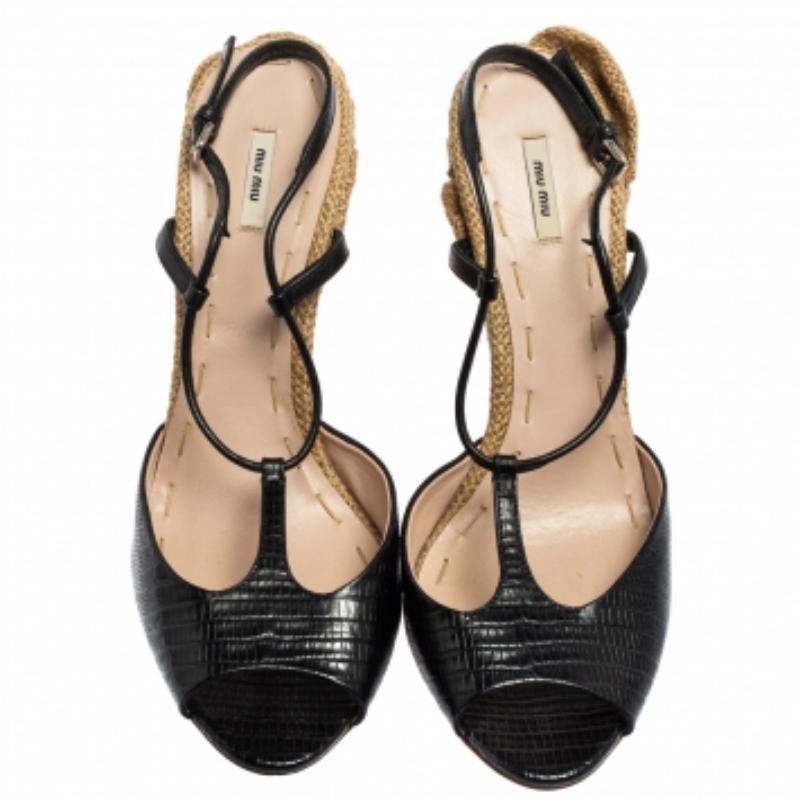 Miu Miu Sandali con zeppa a T in pelle nera goffrata con lucertola misura 39,5 in vendita 2
