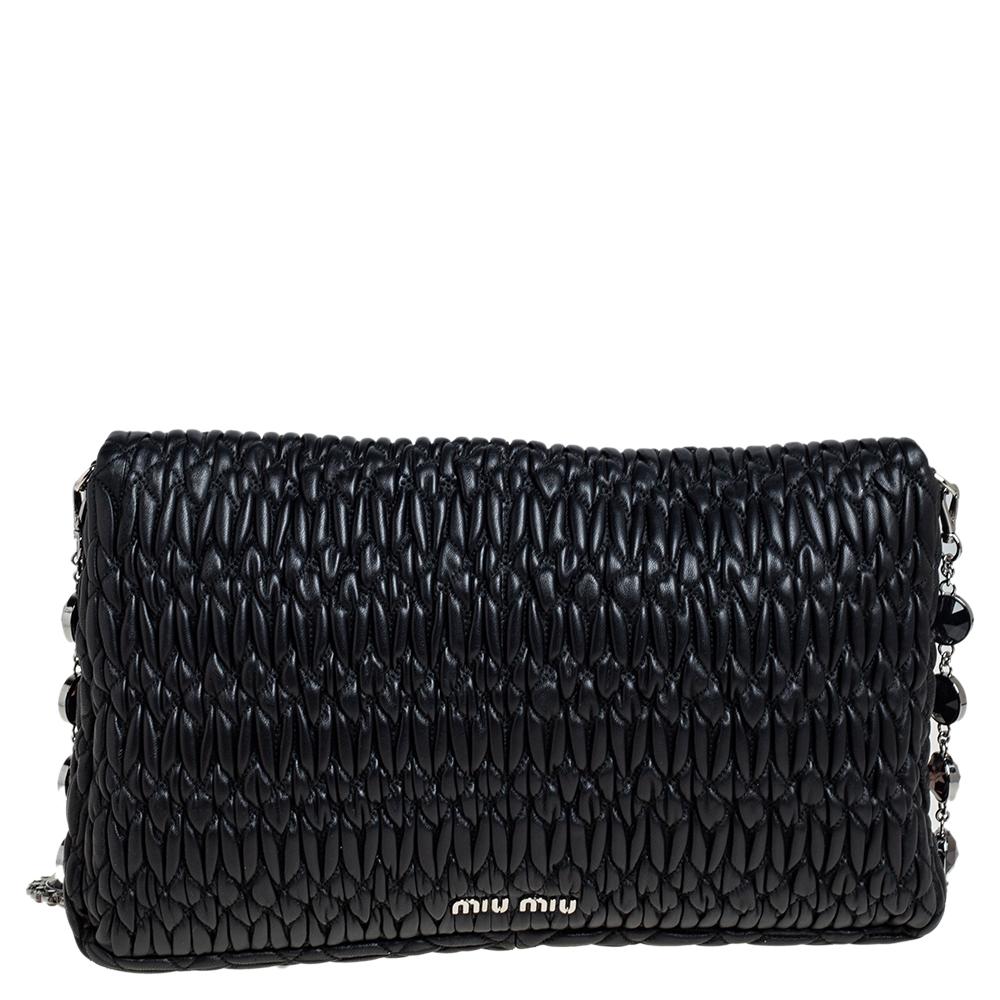 This Miu Miu shoulder bag proudly presents the famous matelassé motif in black leather. It has a satin-lined interior and a silver-tone shoulder chain detailed with crystals. The embellished metal lock on the flap adds a grand finish.

Includes: