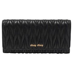 Miu Schwarz Matelasse Leder-Brieftasche mit Klappe