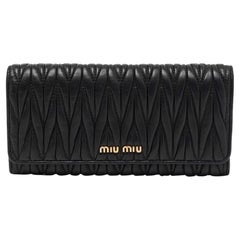 Miu - Portefeuille continental à rabat en cuir matelassé noir