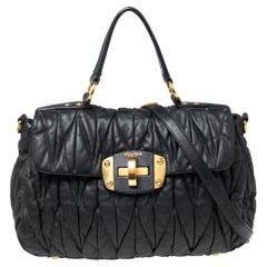 Miu Schwarze Matelassé-Ledertasche mit Klappe
