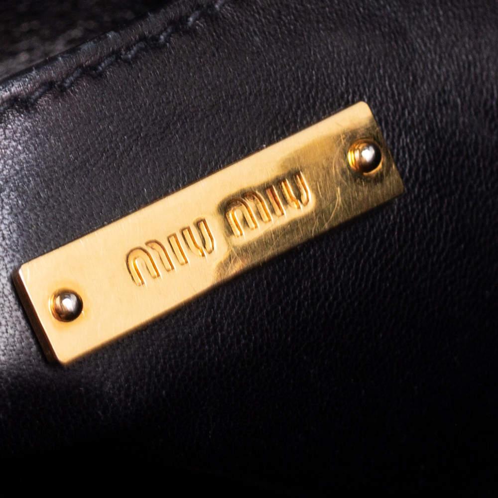 Miu Miu Schwarzes Matelassé Leder Push Lock Top Handle Tasche im Zustand „Relativ gut“ im Angebot in Dubai, Al Qouz 2
