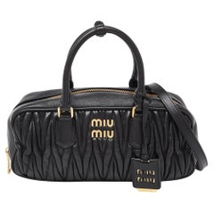 Miu Miu Schwarzes Matelassé Leder Top Zip Satchel