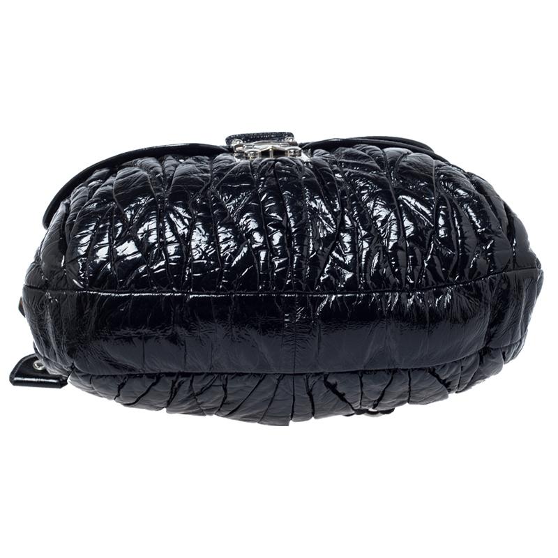 Miu Miu Hobo Coffer en cuir verni matelassé noir en vente 3